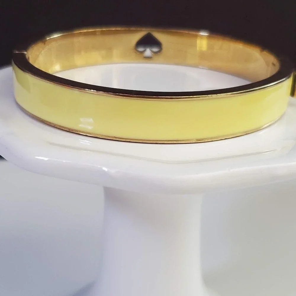 Kate Spade New York Cutout Spade Hinged Bangle Bracelet Yellow Enamel Gold Tone - Picture 4 of 10